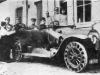 Запасы резины в Германии во время Первой мировой войны быстро истощились. Легковые автомобили и санитарные машины получили, начиная с 1916г., «пружинныеколеса», на ободах у которых по периметру были установлены спиральные пружины. На фотографии автомобиль фирмы «Бенц» с пружинными колесами.