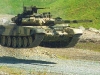Для компоновки Т-90 характерна высокая плотность, характерная для отечественной школы танкостроения. Это имеет как преимущества, так и недостатки. Плотная компоновка позволяет создать высокозащищенную машину с низким силуэтом и малой площадью продольного и поперечного сечения при сравнительно невысокой массе. Соответственно меньший внутренний объем (для танка Т-90 11,8 м3 и 13 для Т-90С) требует меньшей массы бронирования. Недостатком плотной компоновки является стесненность членов экипажа, затруднена замена членами экипажа друг друга в случае необходимости. Фото с сайта https://warinform.ru/News-view-77.html