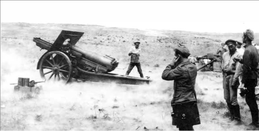 Армянские артиллеристы занимают позиции у российской 152-мм гаубицы в Месопотамии, одном из тех районов боевых действий, где применение легкой мобильной артиллерии могло играть решающую роль.